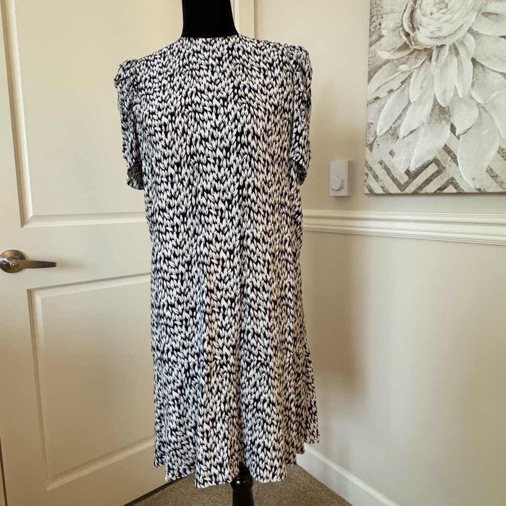 Elegant Black and White Patterned Dress (lined)